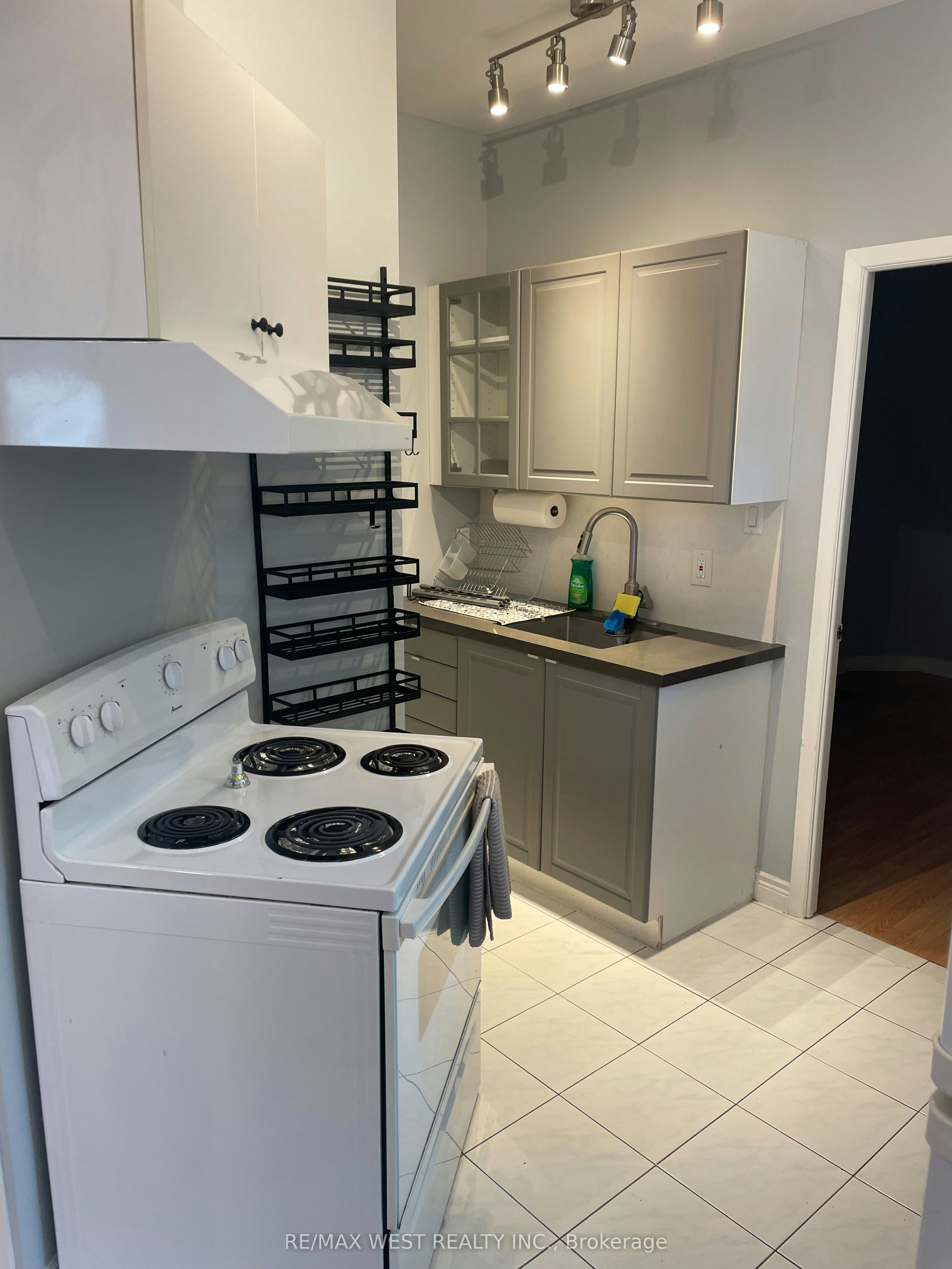 Main Floor-281 Howland Avenue, Toronto, ON, M5R 3B8 - 4