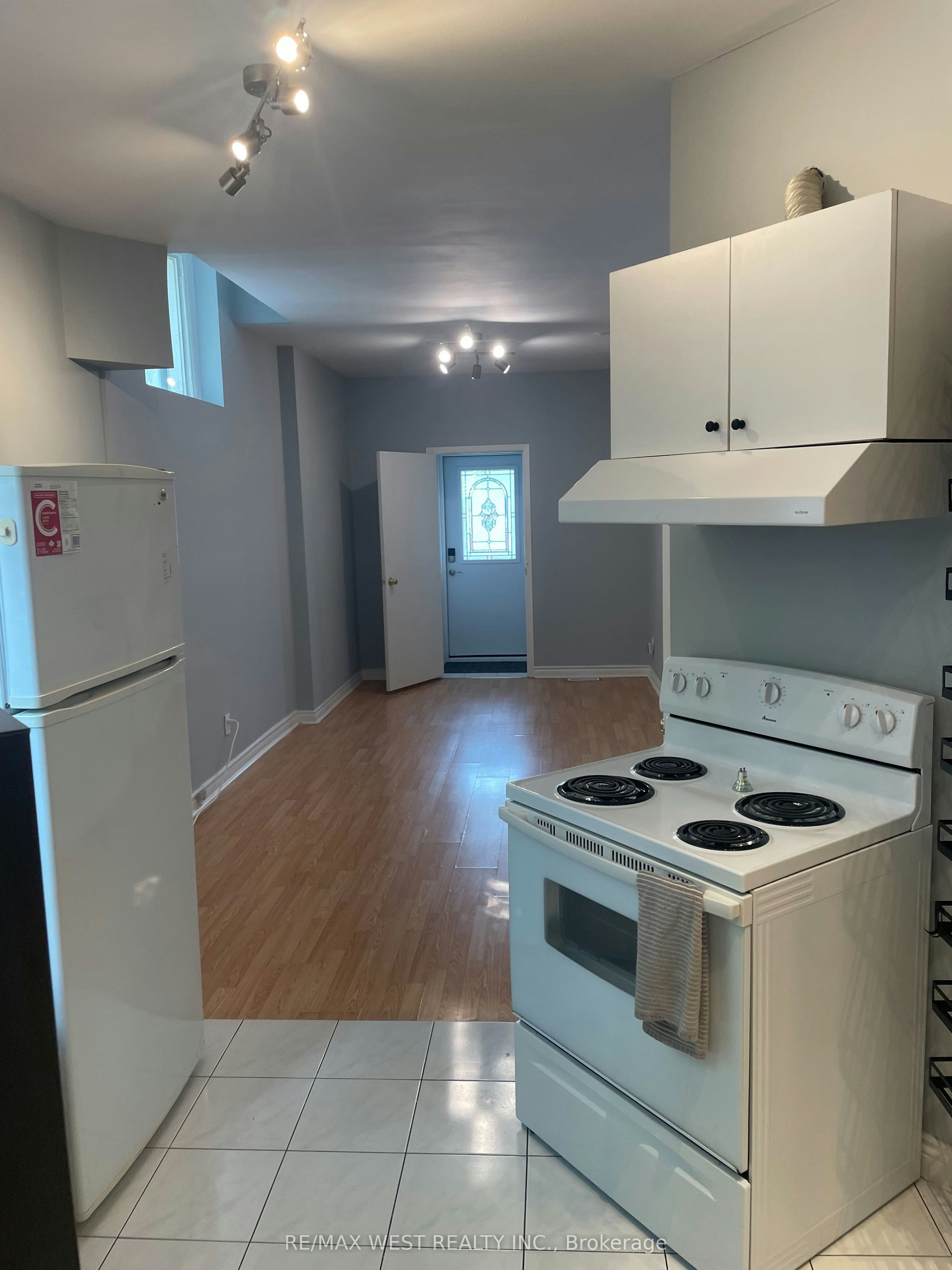 Main Floor-281 Howland Avenue, Toronto, ON, M5R 3B8 - 5