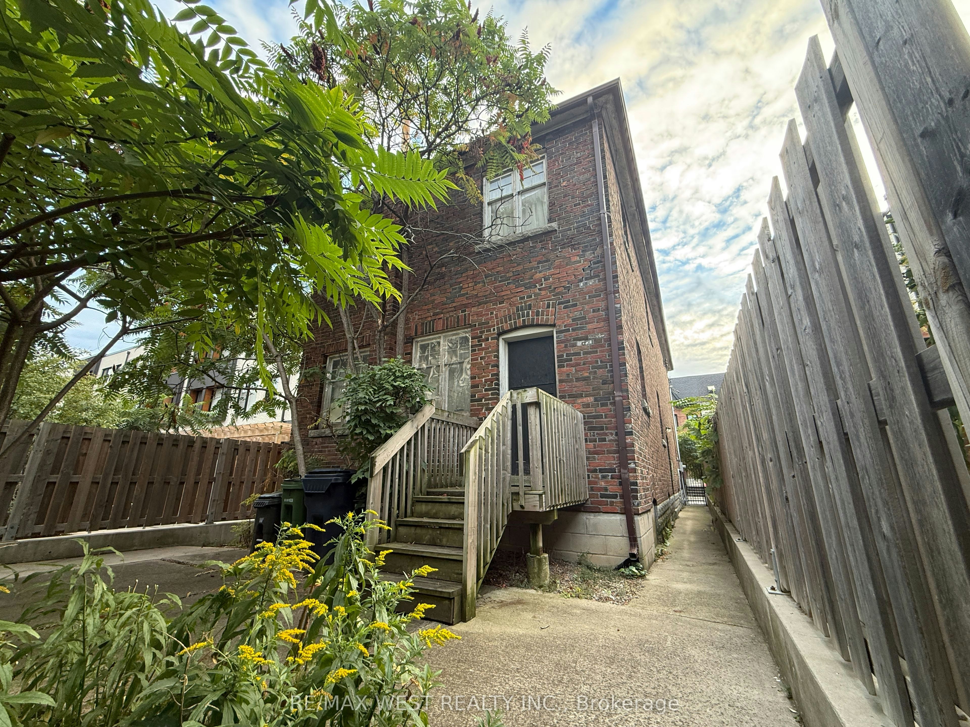 51 Augusta Avenue, Toronto, ON, M5T 2K9