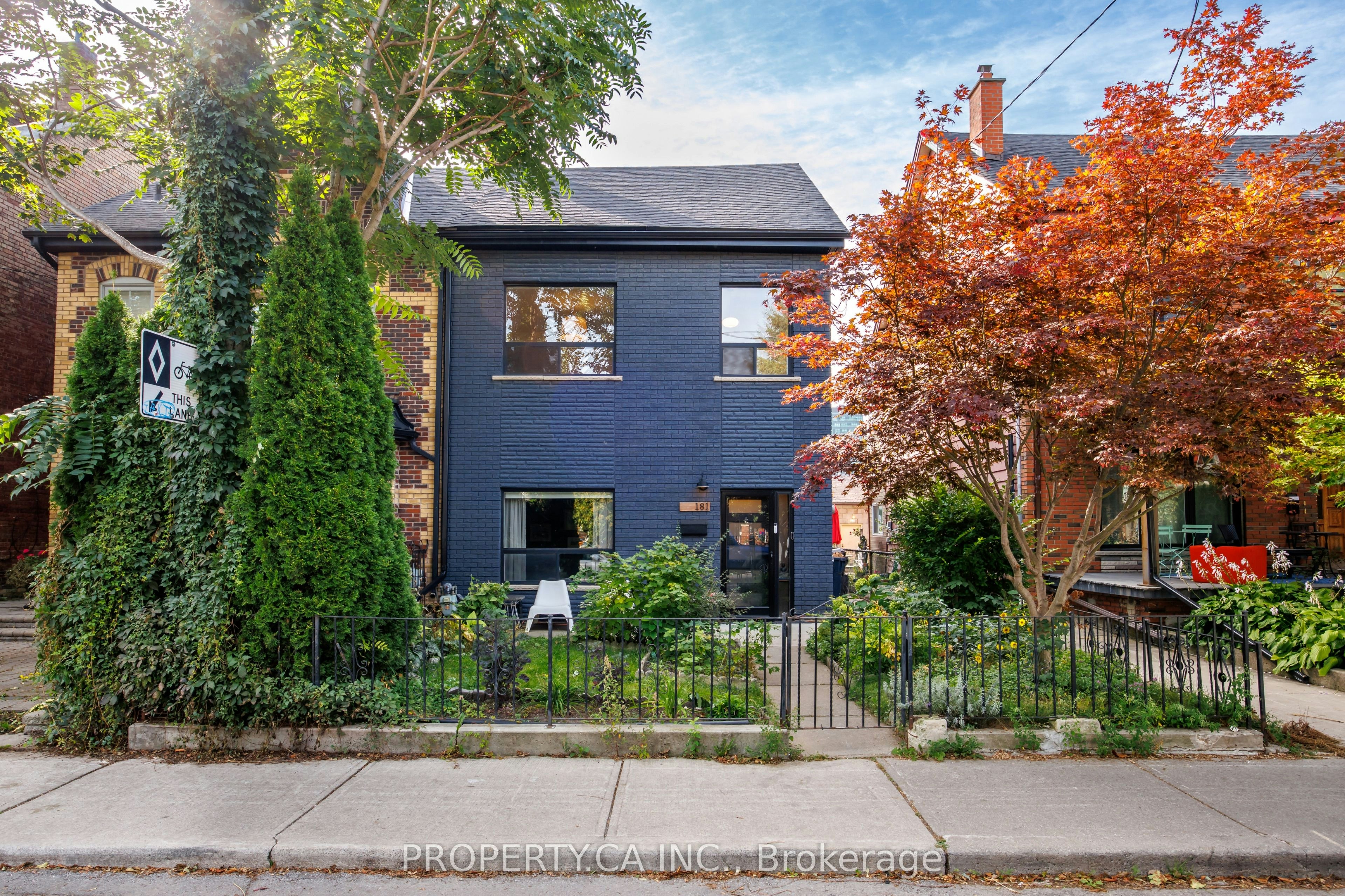 Upper-181 Argyle Street, Toronto, ON, M6J 1P5