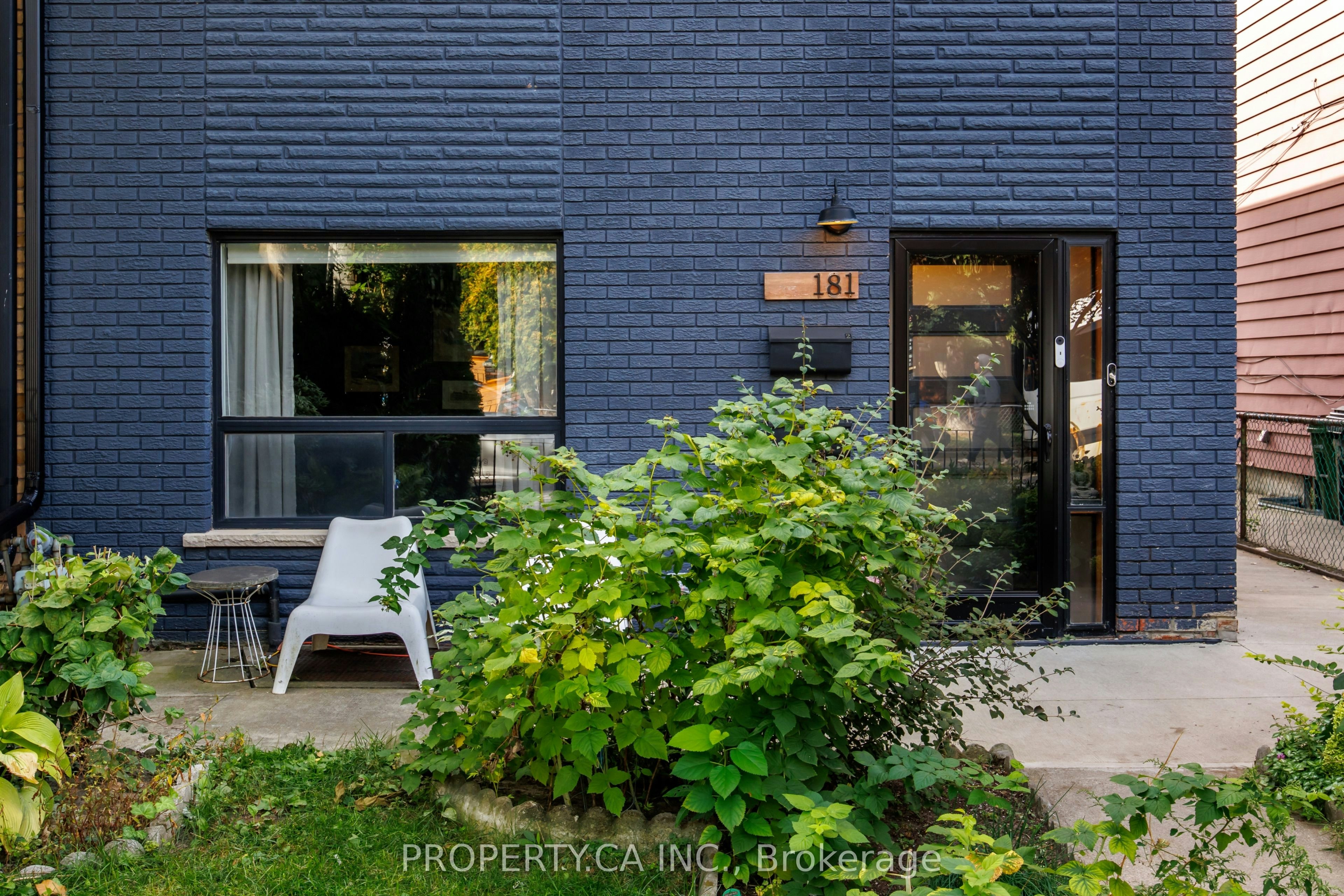 Upper-181 Argyle Street, Toronto, ON, M6J 1P5 - 2