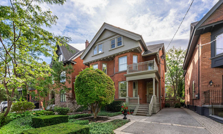 135 Roxborough Street E