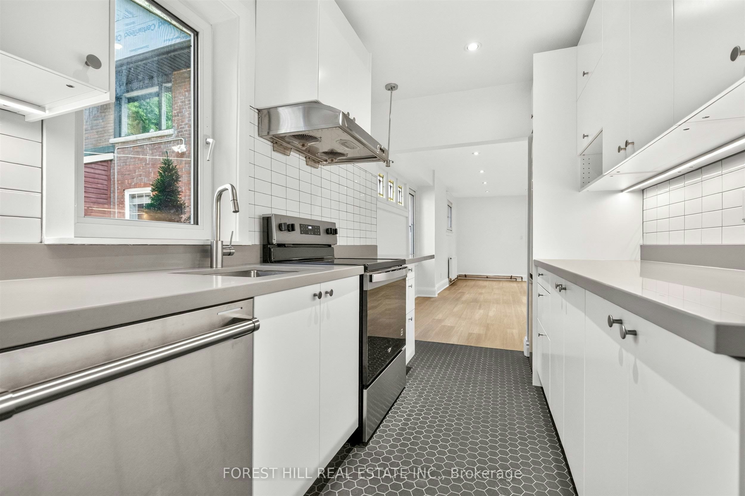 D-30 Pinewood Avenue, Toronto, ON, M6C 2V1 - 10