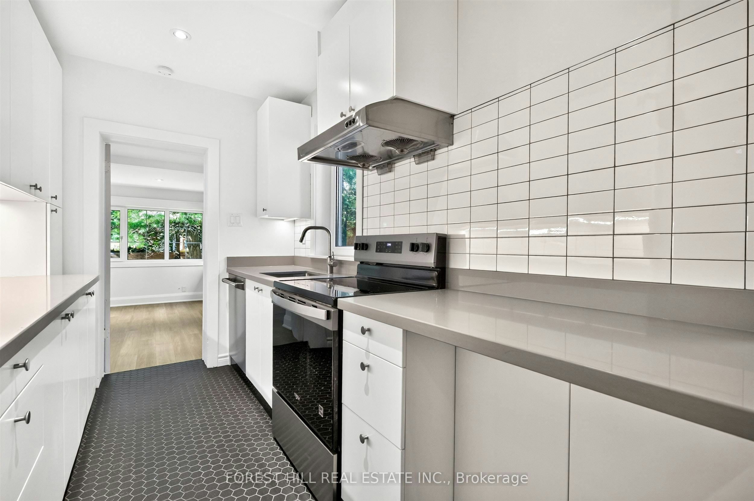 D-30 Pinewood Avenue, Toronto, ON, M6C 2V1 - 9