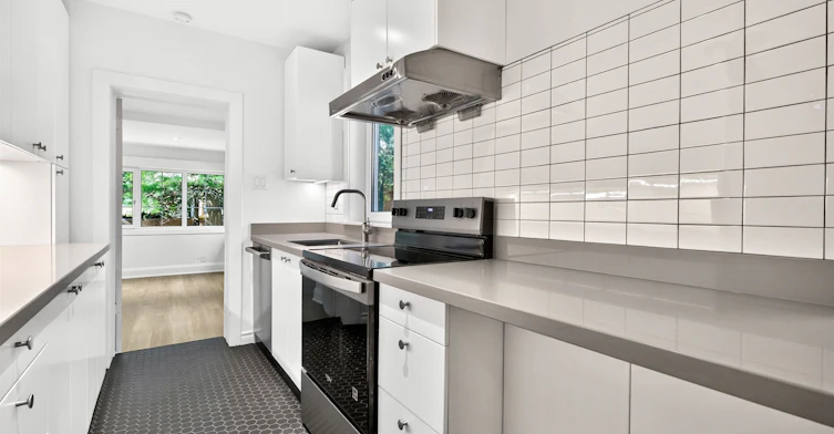 D-30 Pinewood Avenue, Toronto, ON, M6C 2V1 - 9
