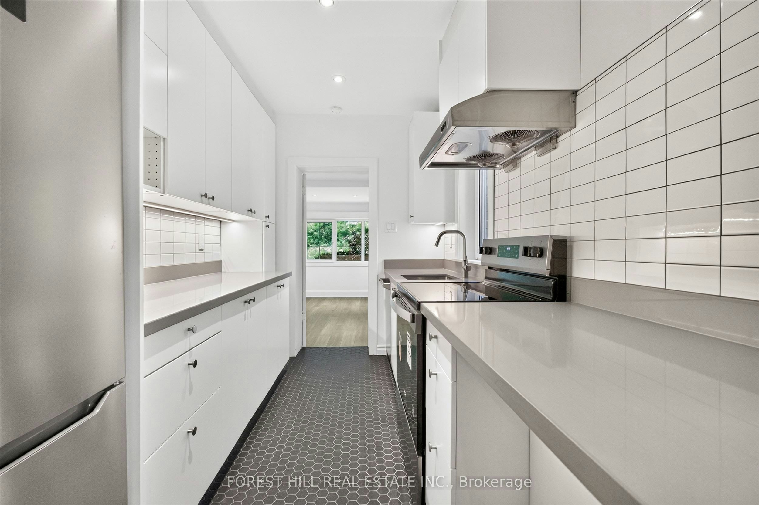 D-30 Pinewood Avenue, Toronto, ON, M6C 2V1 - 8
