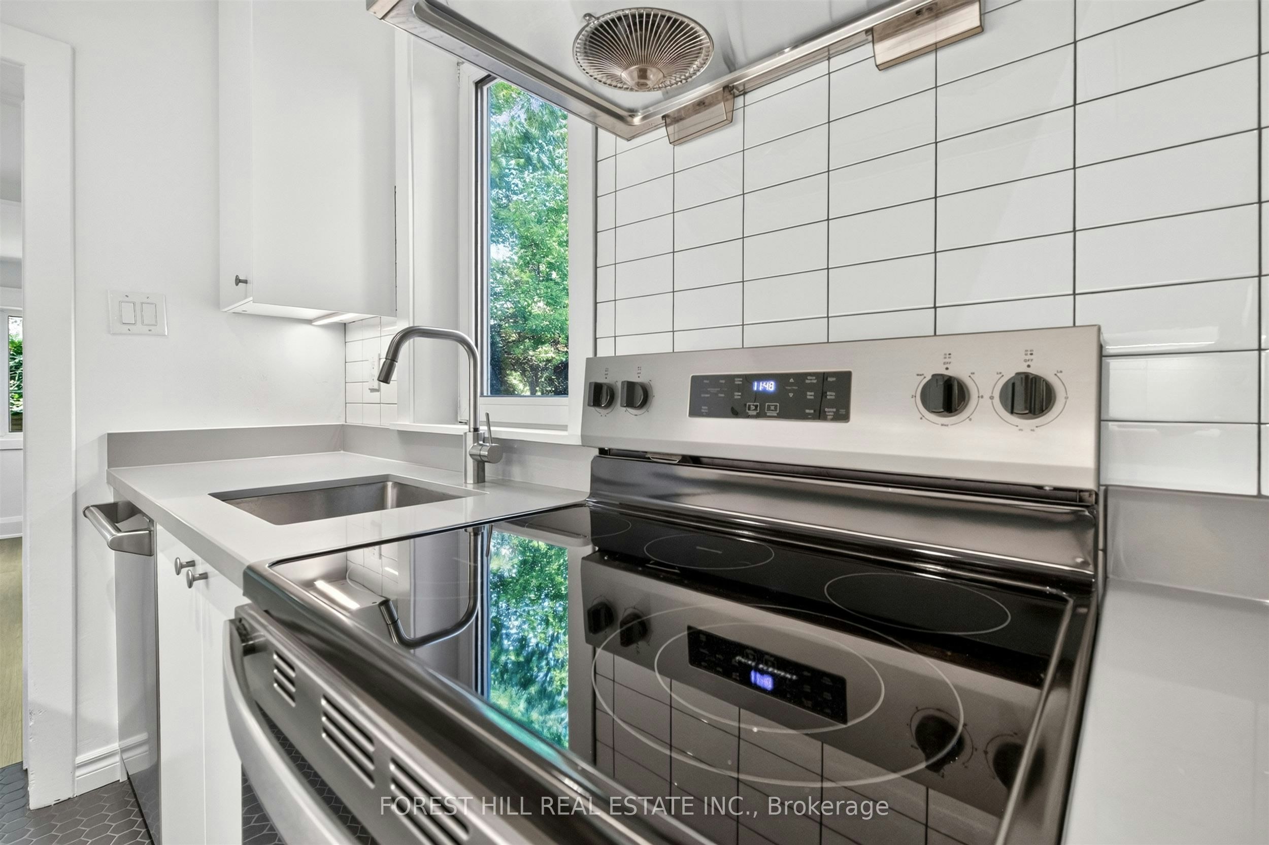 D-30 Pinewood Avenue, Toronto, ON, M6C 2V1 - 11