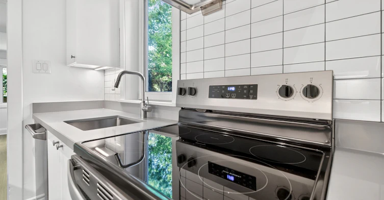 D-30 Pinewood Avenue, Toronto, ON, M6C 2V1 - 11