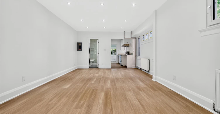 D-30 Pinewood Avenue, Toronto, ON, M6C 2V1 - 4