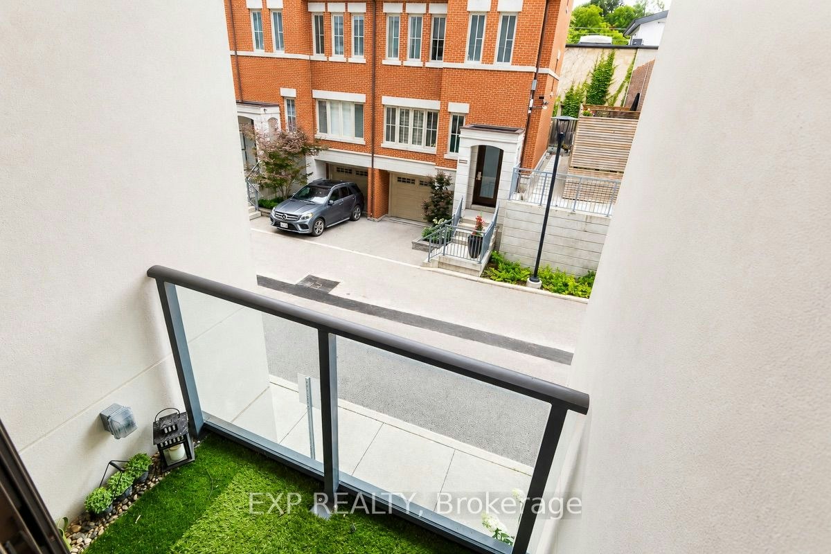 216-377 Madison Avenue, Toronto, ON, M4V 3E1 - 11