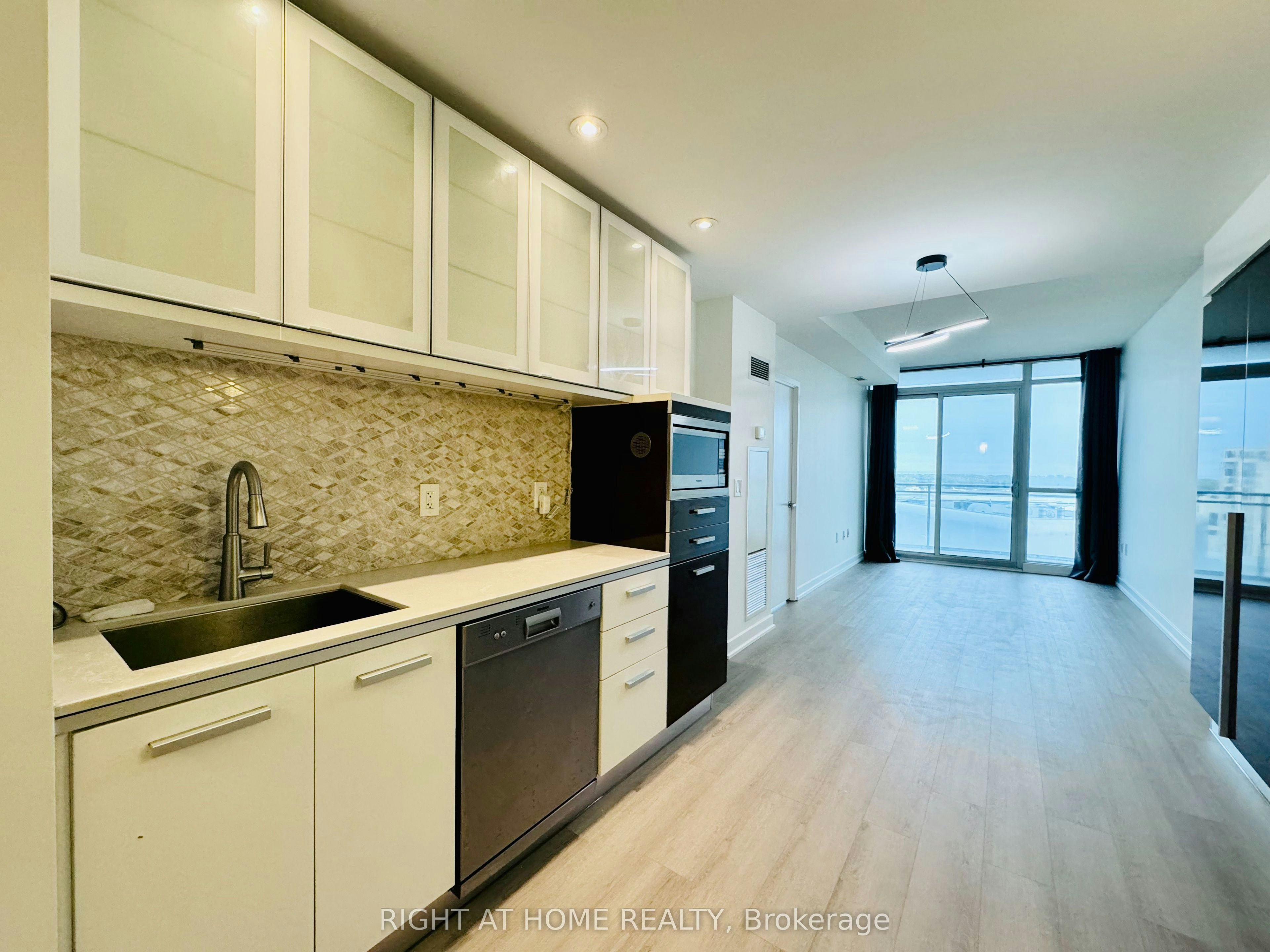 1815-38 Dan Leckie Way, Toronto, ON, M5V 2V6 - 2