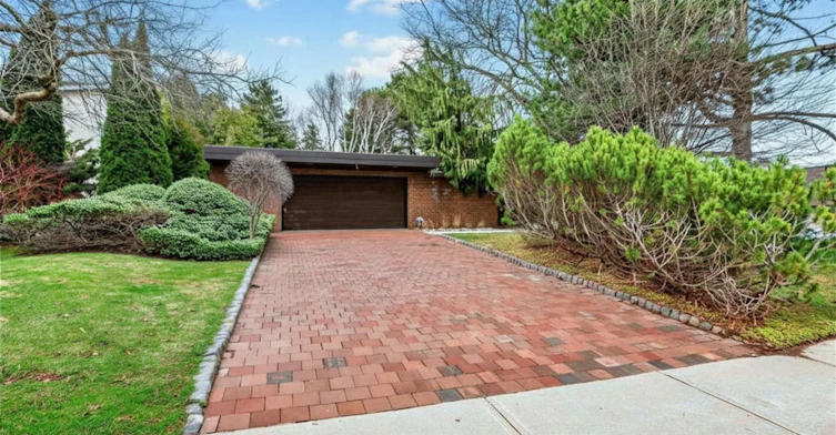 16 Royal Oak Drive, Toronto, ON, M3C 2M2