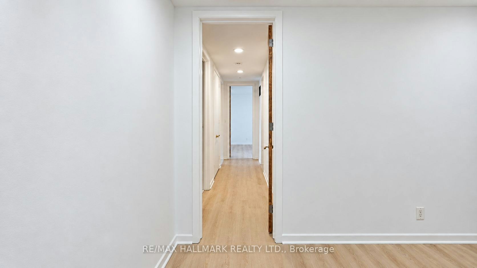 16 Royal Oak Drive, Toronto, ON, M3C 2M2 - 27