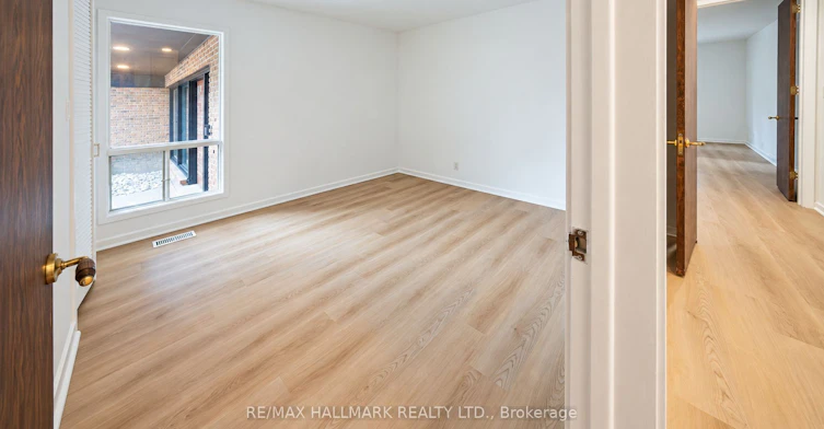 16 Royal Oak Drive, Toronto, ON, M3C 2M2 - 19