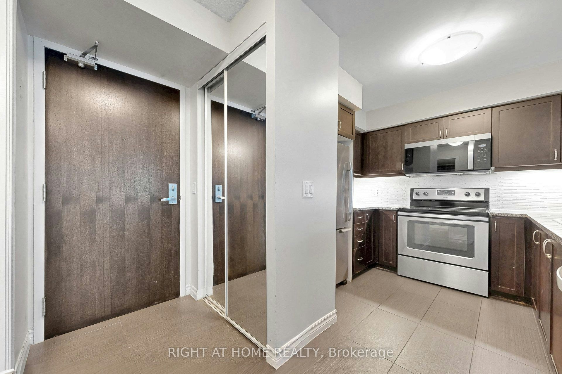 712-19 Grand Trunk Crescent, Toronto, ON, M5J 3A3 - 8