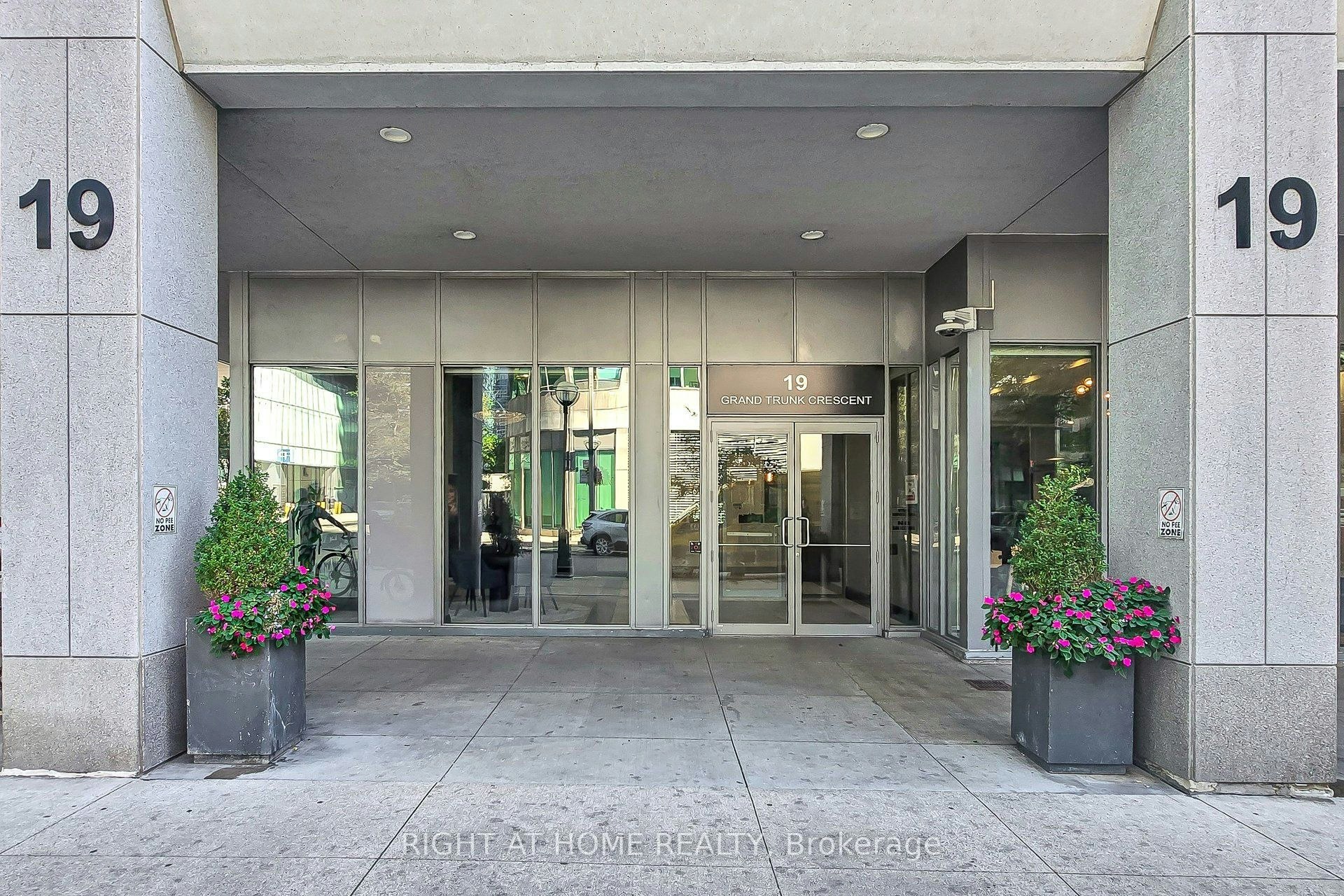 712-19 Grand Trunk Crescent, Toronto, ON, M5J 3A3 - 3