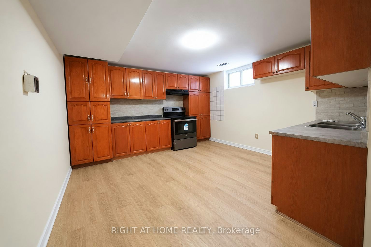 Bast-17 Bryant Street, Toronto, ON, M3H 4Z8 - 4