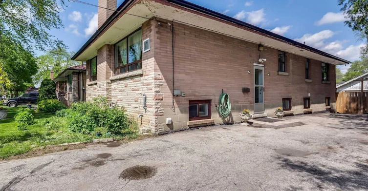 Bast-17 Bryant Street, Toronto, ON, M3H 4Z8 - 2