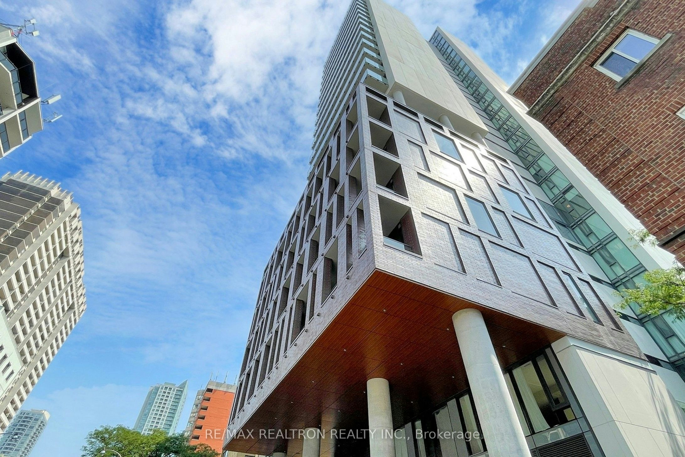 2001-81 Wellesley Street E, Toronto, ON, M4Y 1H8