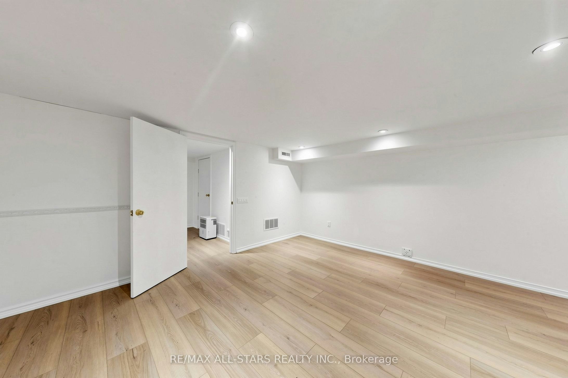 Basement-68 Macpherson Avenue, Toronto, ON, M5R 1W8 - 5