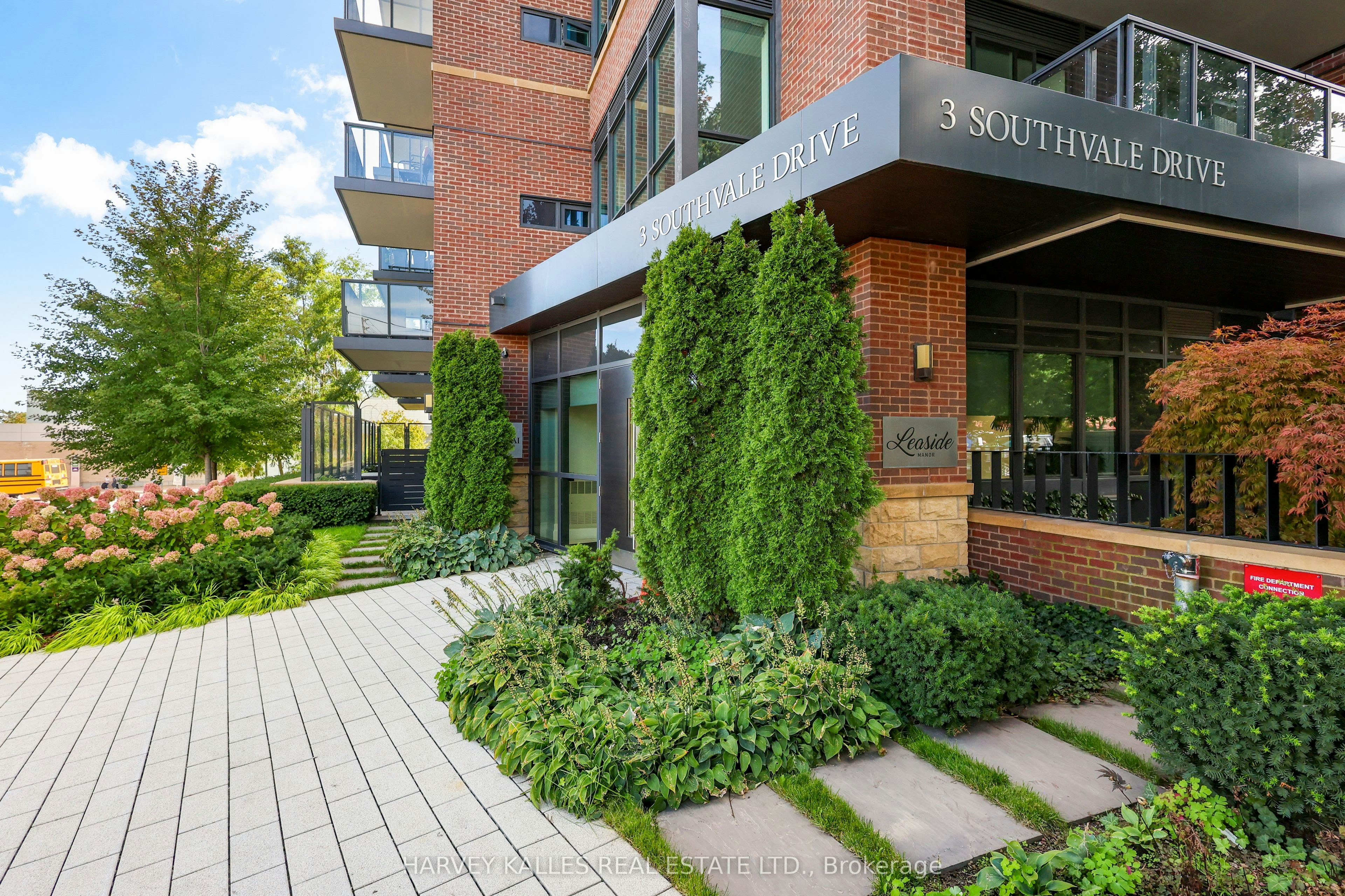 401-3 Southvale Drive, Toronto, ON, M4G 1G1 - 2
