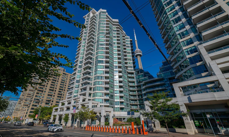 1815-230 Queens Quay W