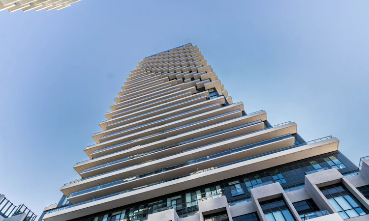 2208-30 Inn ON The Park Drive