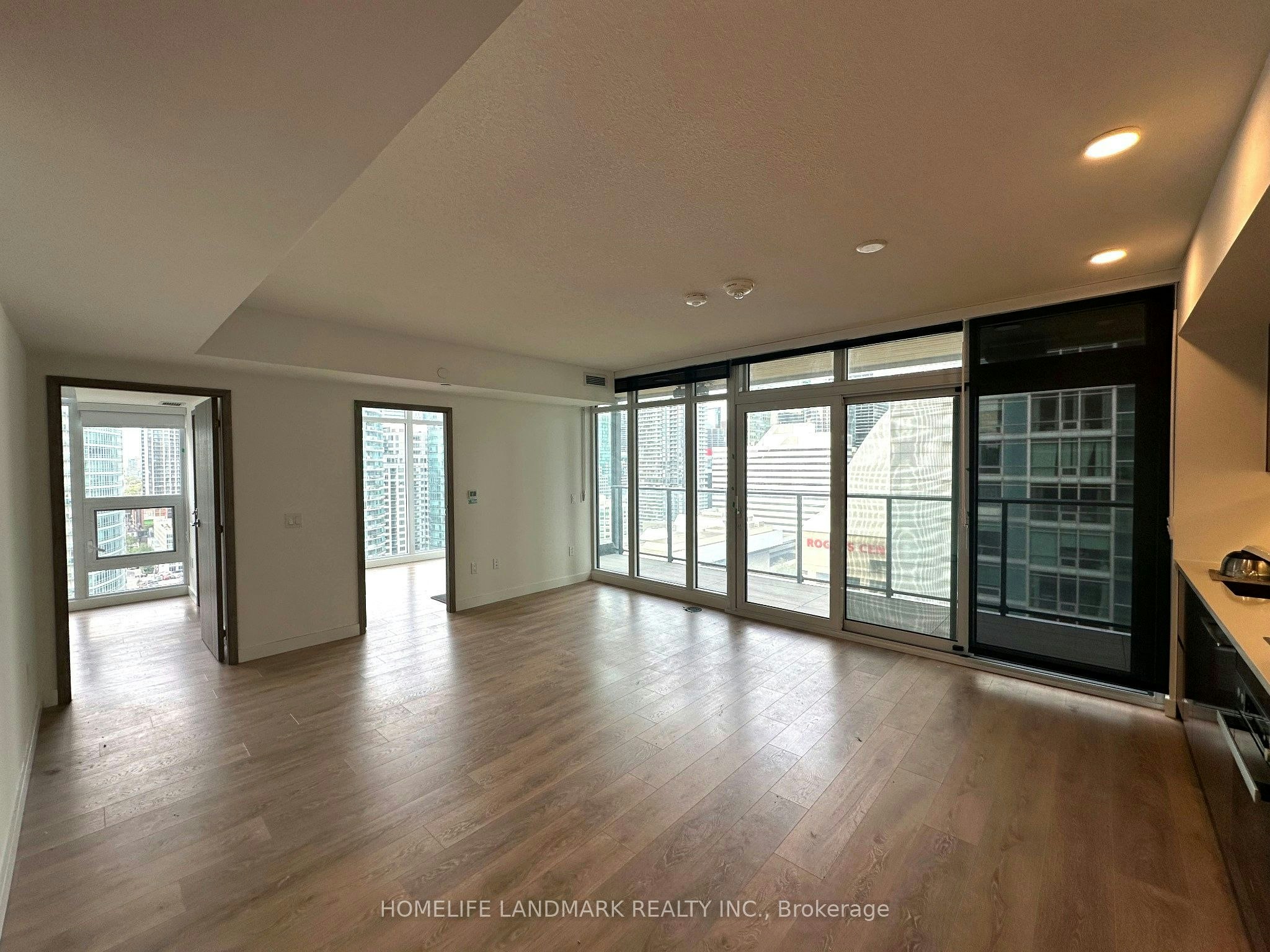 1 Concord Cityplace Way, Toronto, ON, M5V 0X3 - 4