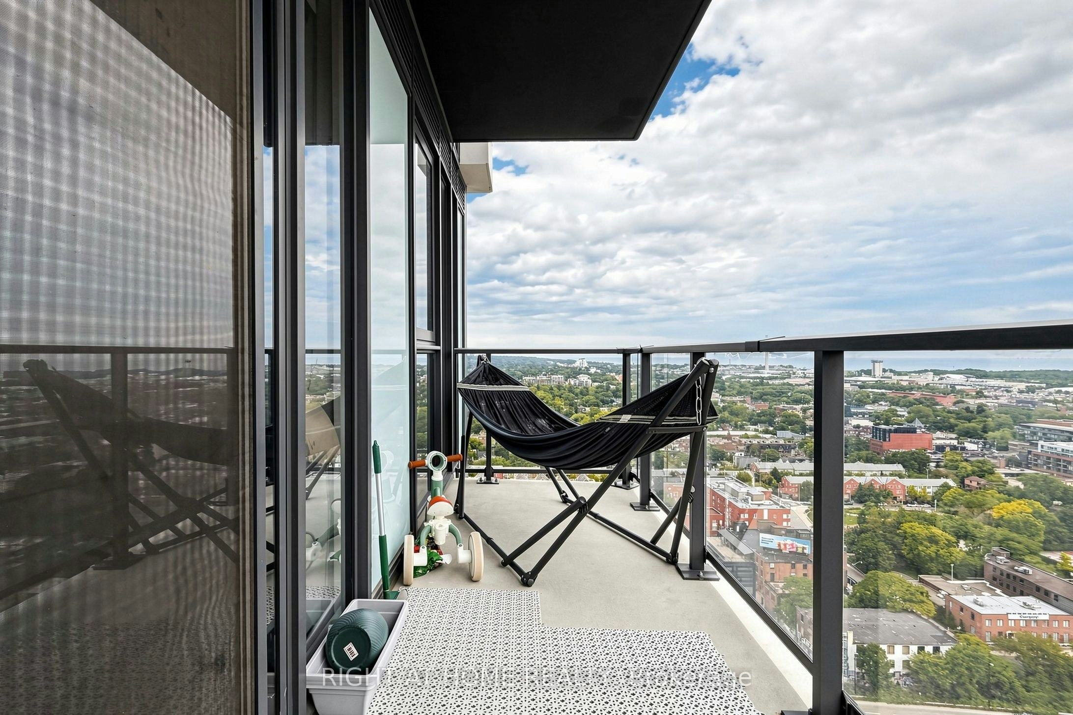 2502-5 Defries Street, Toronto, ON, M5A 0W7 - 27