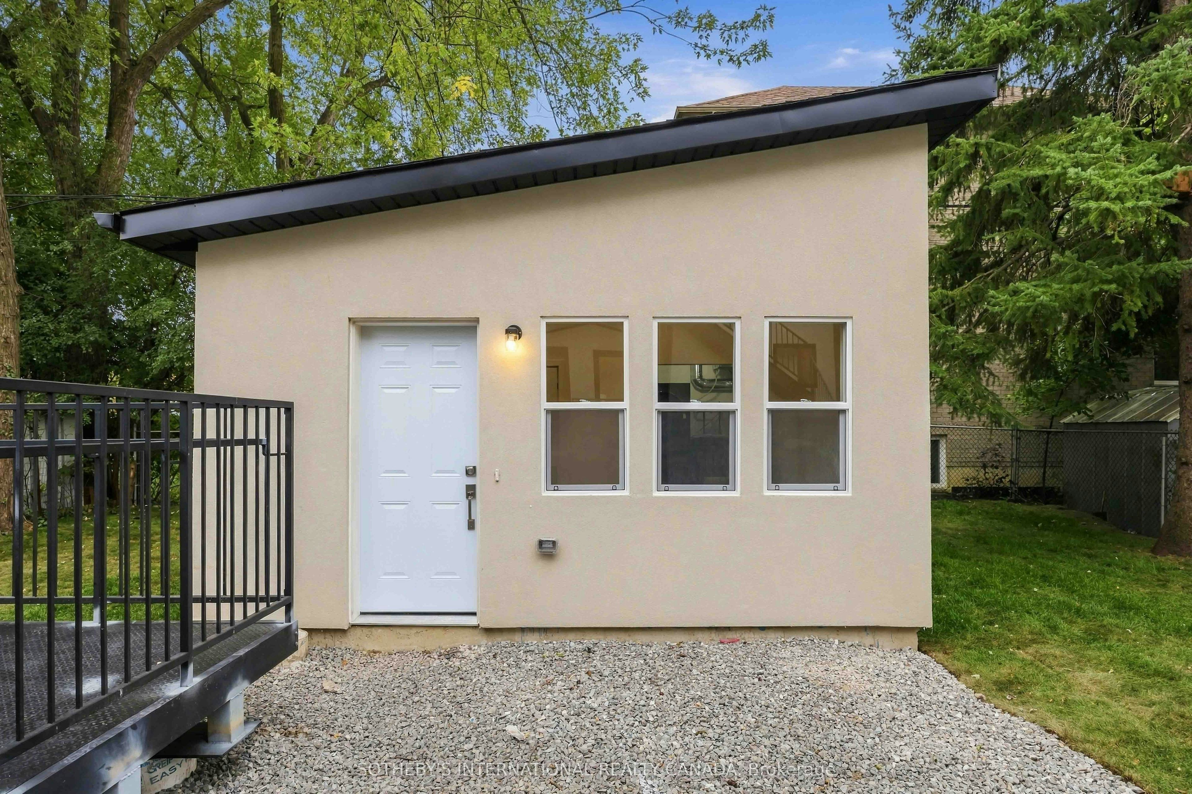 5-207 Connaught Avenue, Toronto, ON, M2M 1H6 - 2