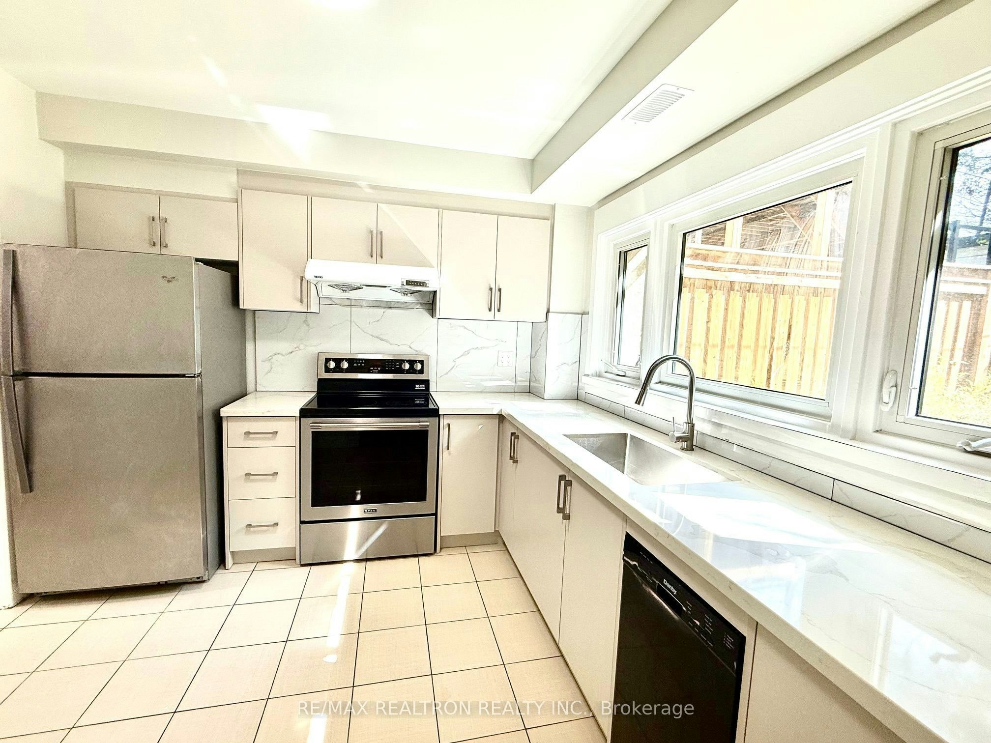 447 Glengrove Avenue W, Toronto, ON, M5N 1X4 - 10