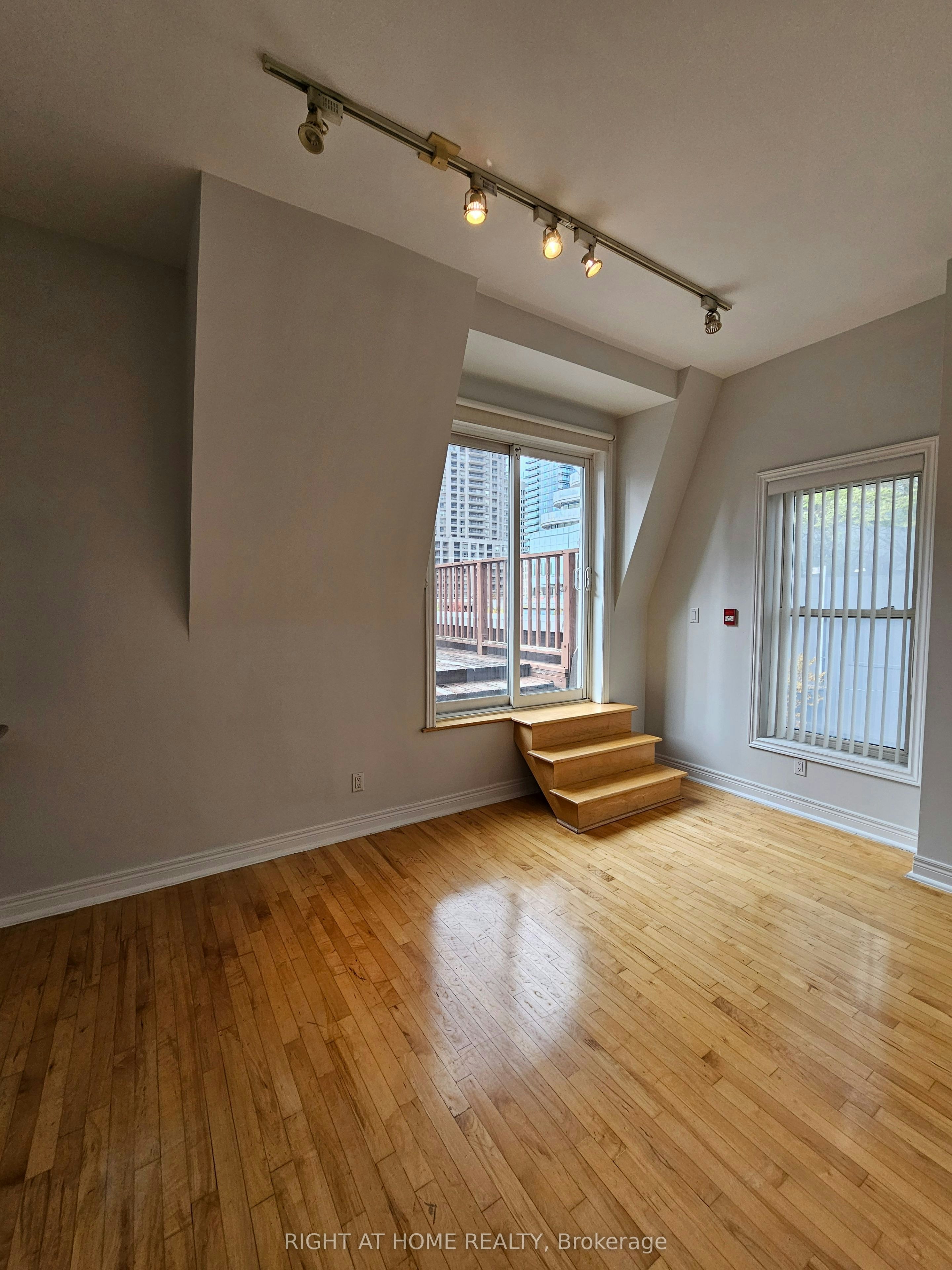 300-524 Yonge Street, Toronto, ON, M4Y 1X9 - 16