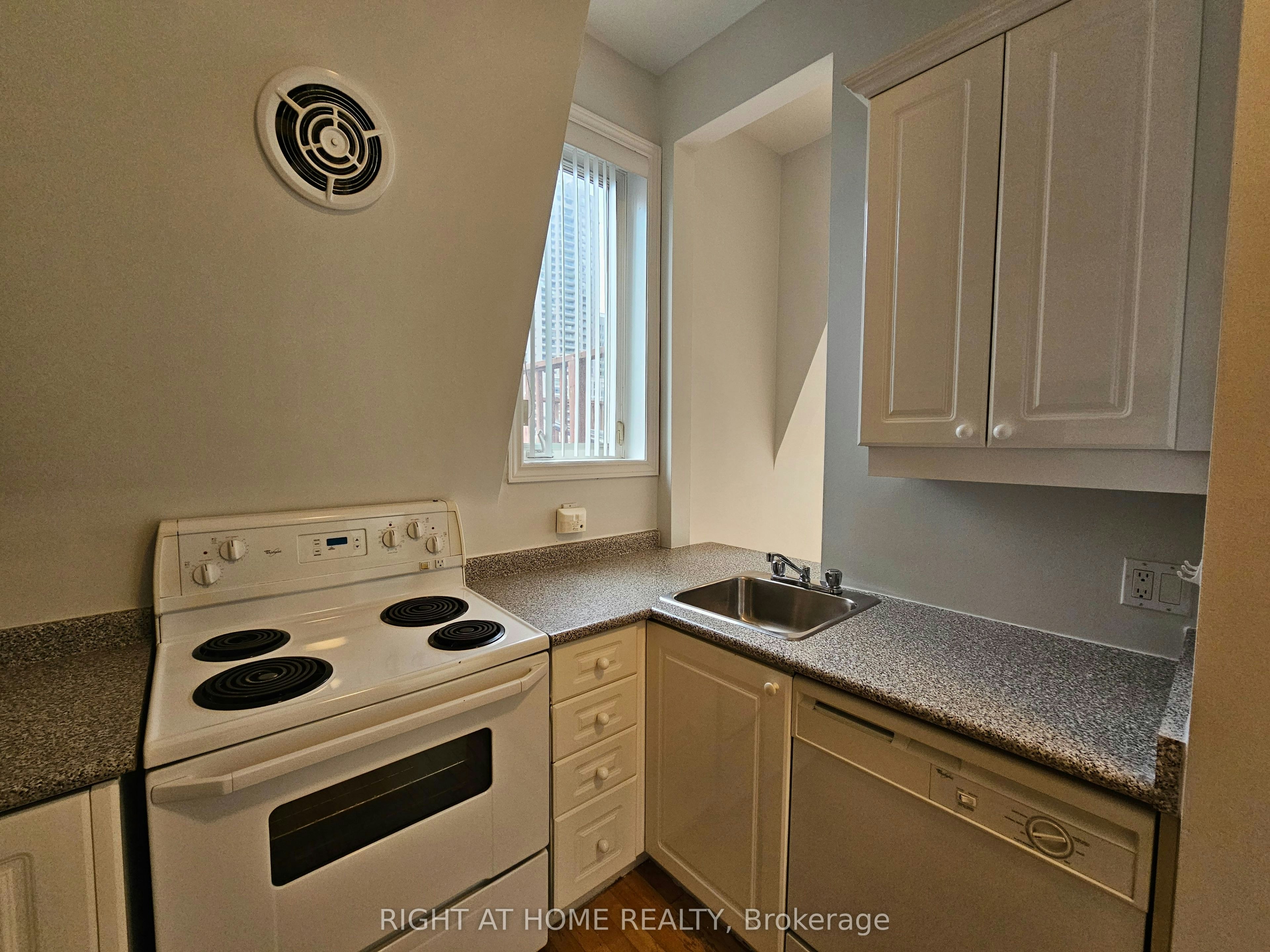 300-524 Yonge Street, Toronto, ON, M4Y 1X9 - 6