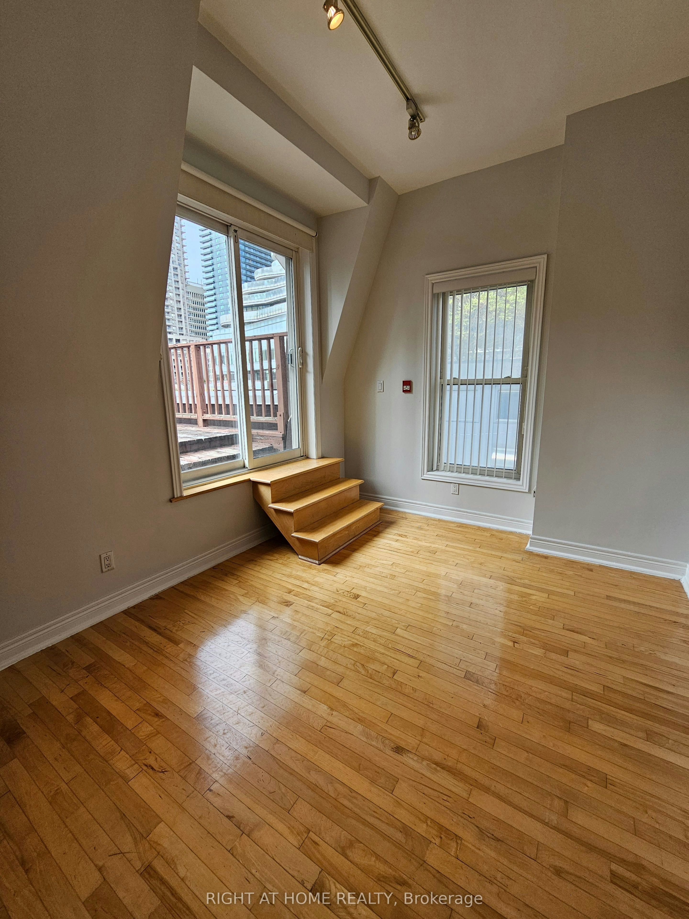 300-524 Yonge Street, Toronto, ON, M4Y 1X9 - 23