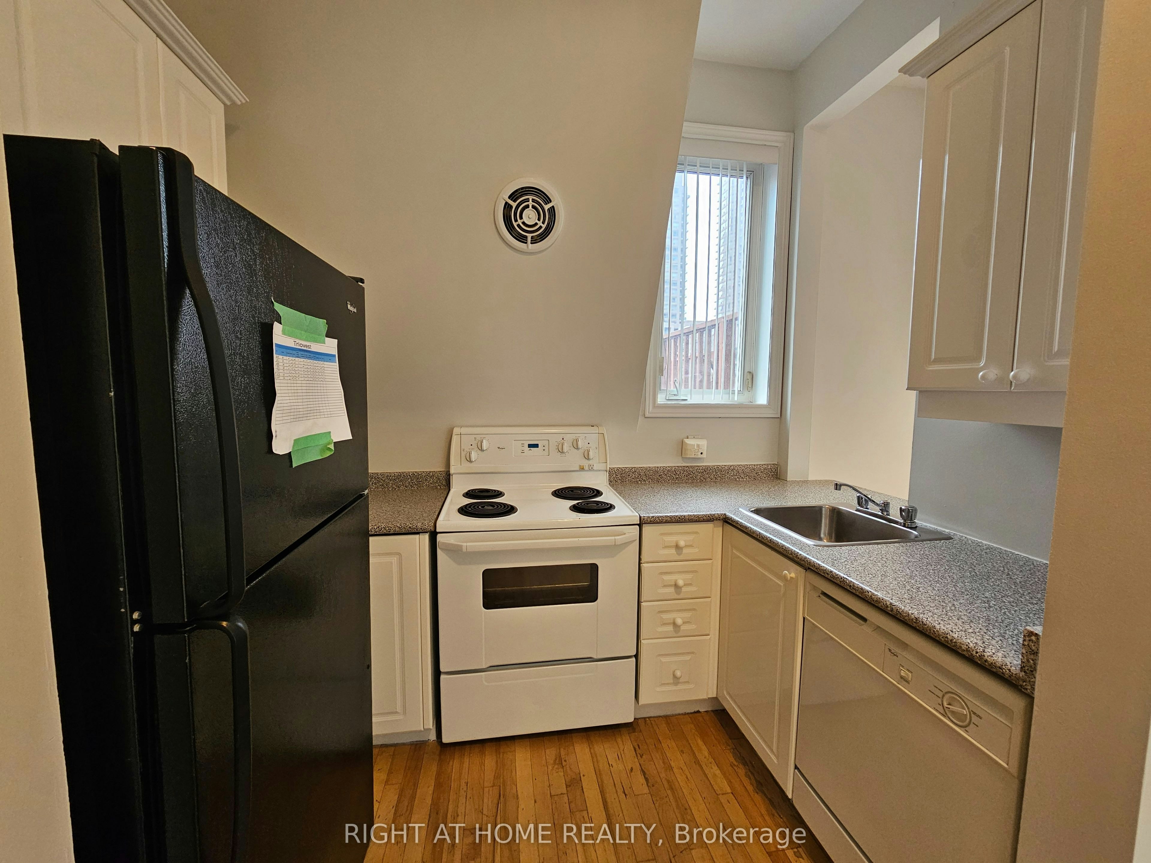 300-524 Yonge Street, Toronto, ON, M4Y 1X9 - 4