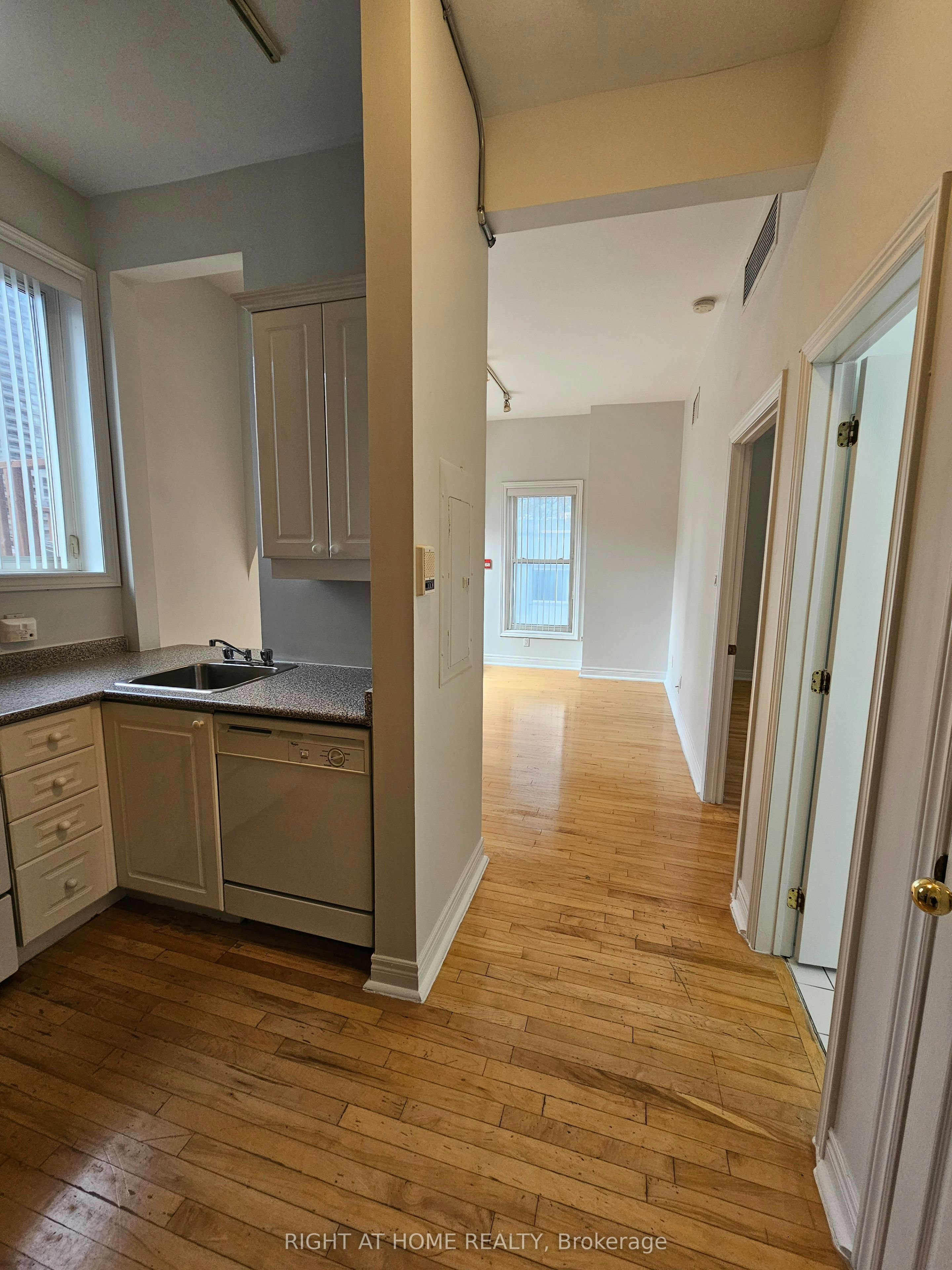 300-524 Yonge Street, Toronto, ON, M4Y 1X9 - 7