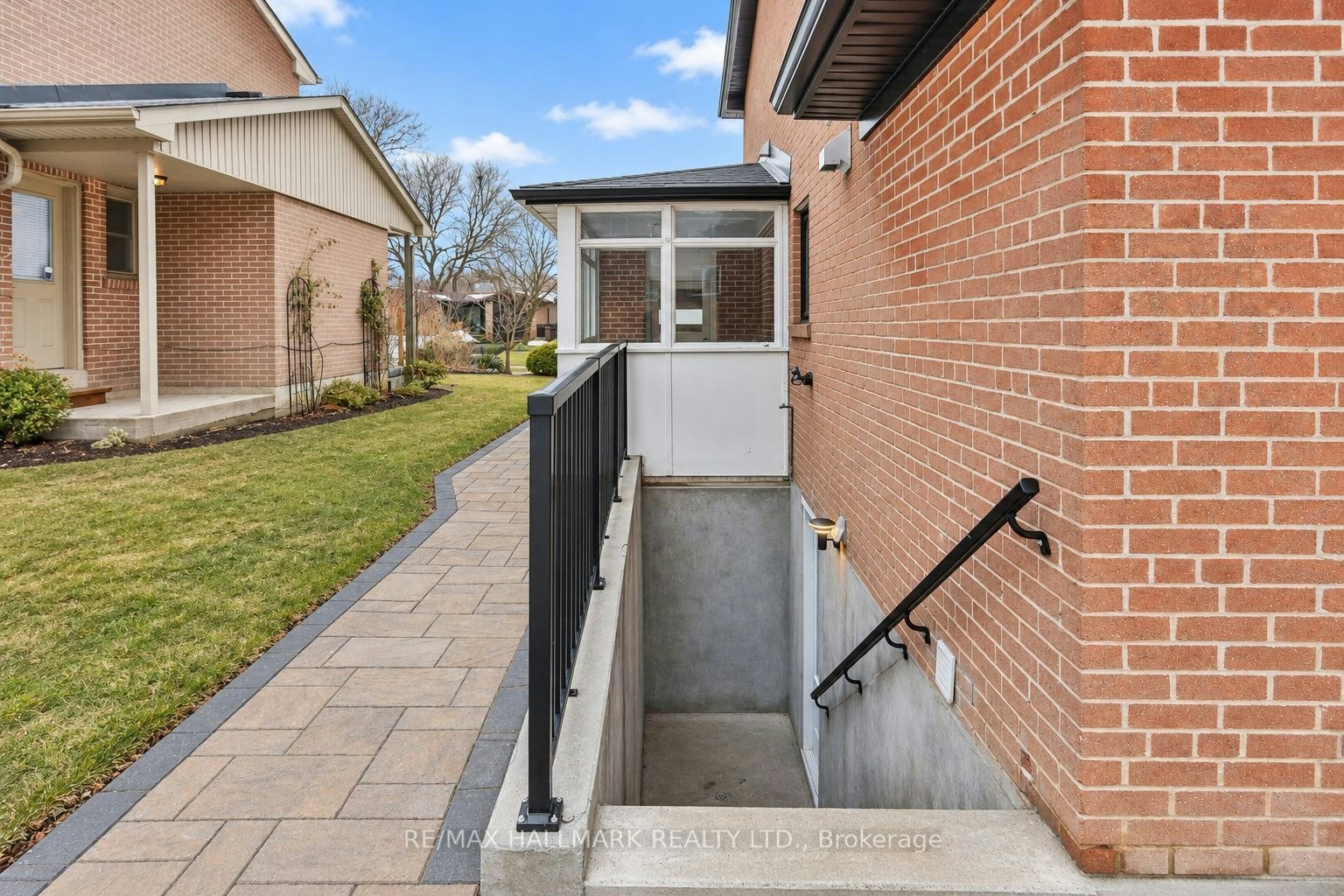 Lower-18 Aldenham Crescent, Toronto, ON, M3A 1S2 - 2