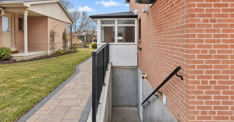Lower-18 Aldenham Crescent, Toronto, ON, M3A 1S2 - 2