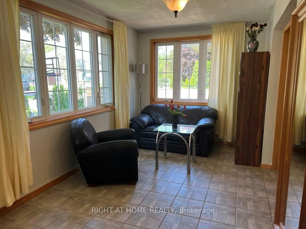 Main Floor-15 Lynnhaven Road, Toronto, ON, M6A 2K7 - 9