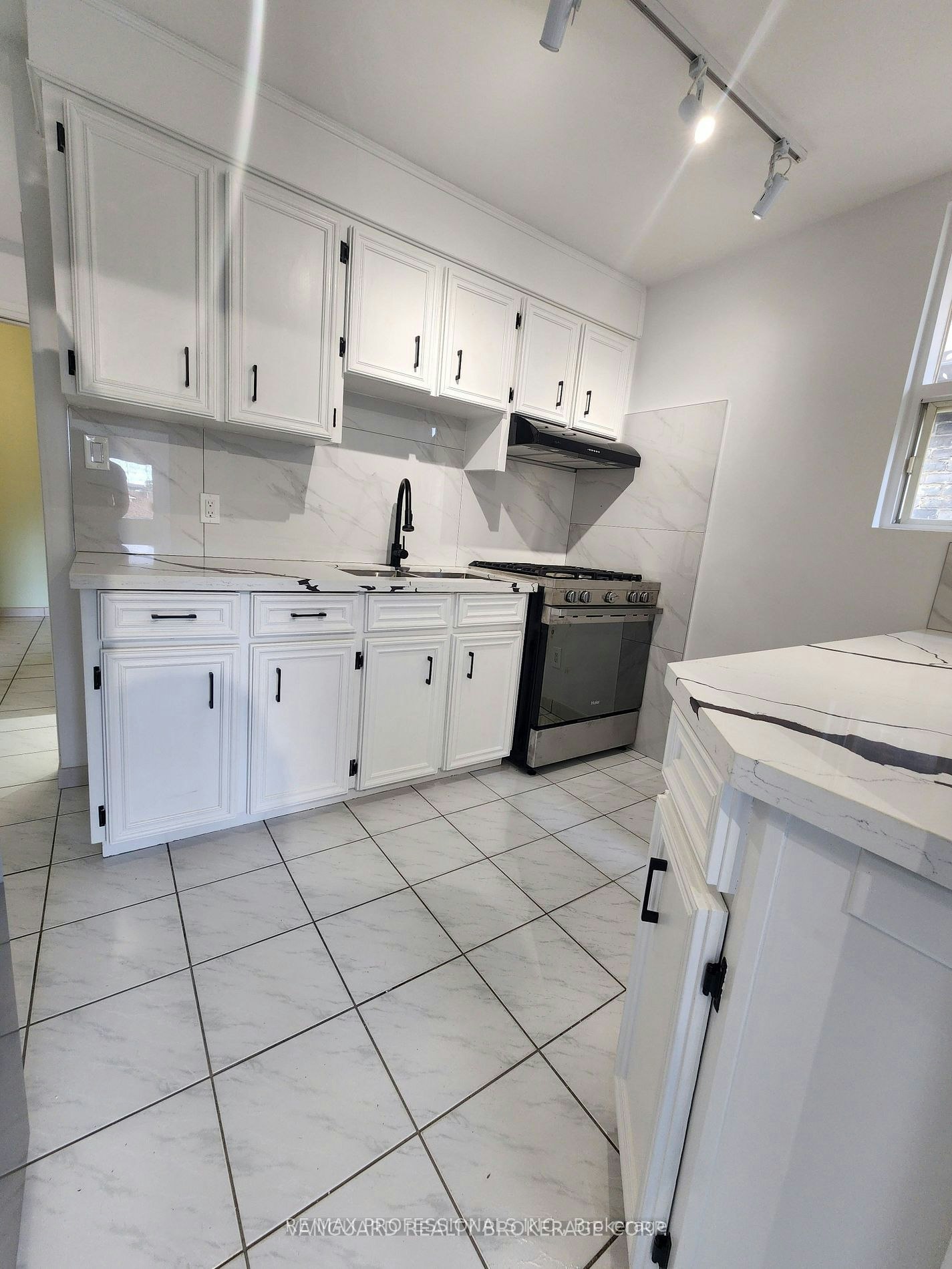2nd Floor-232 Montrose Avenue, Toronto, ON, M6G 3G7 - 7