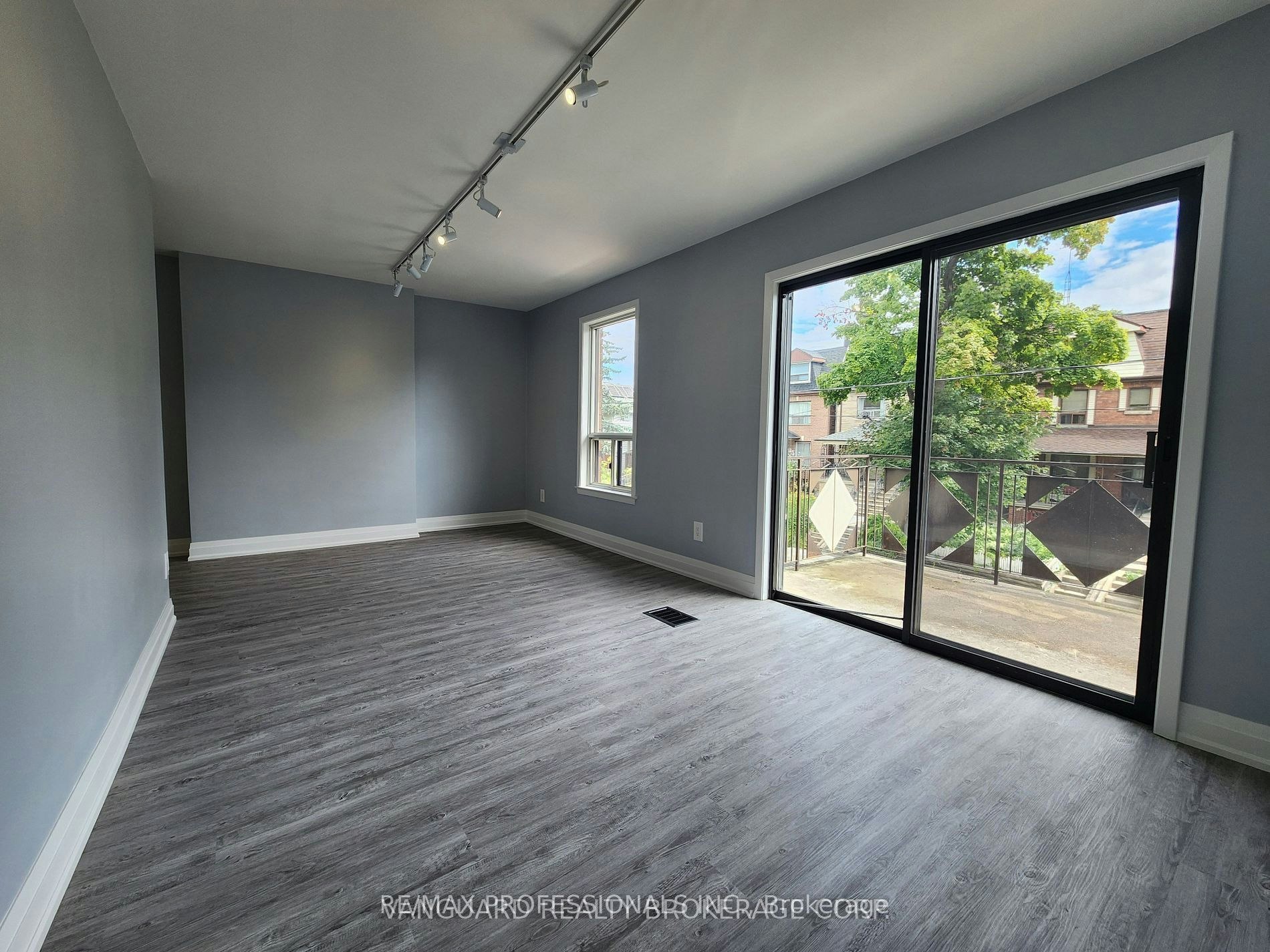 2nd Floor-232 Montrose Avenue, Toronto, ON, M6G 3G7 - 3