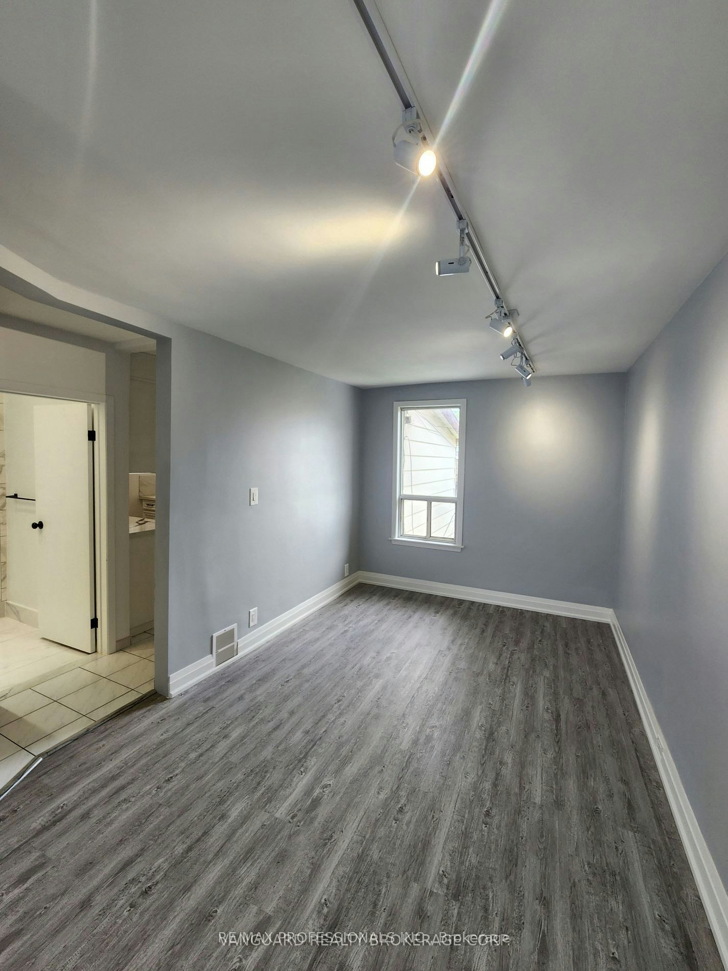 2nd Floor-232 Montrose Avenue, Toronto, ON, M6G 3G7 - 5