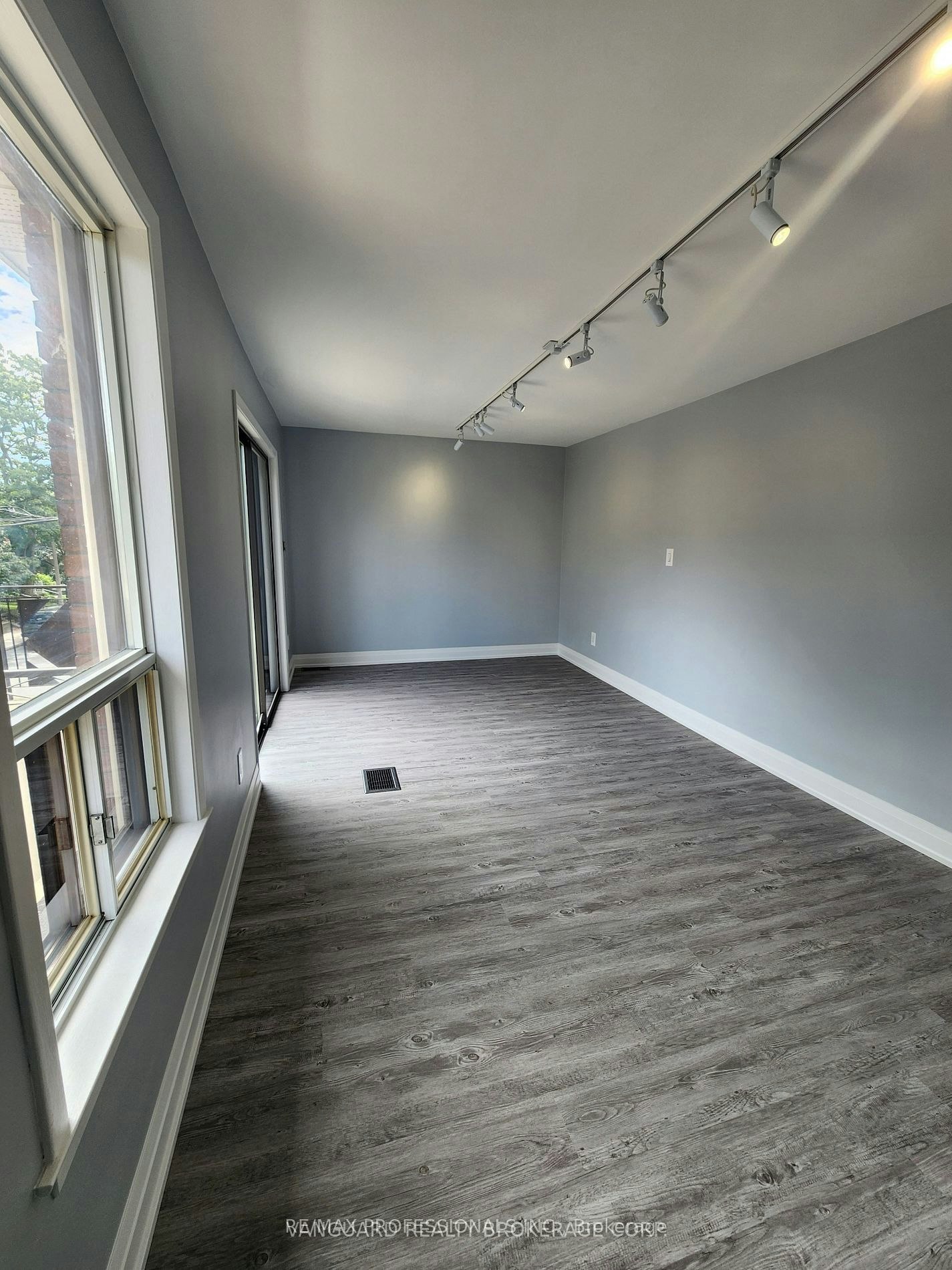 2nd Floor-232 Montrose Avenue, Toronto, ON, M6G 3G7 - 4