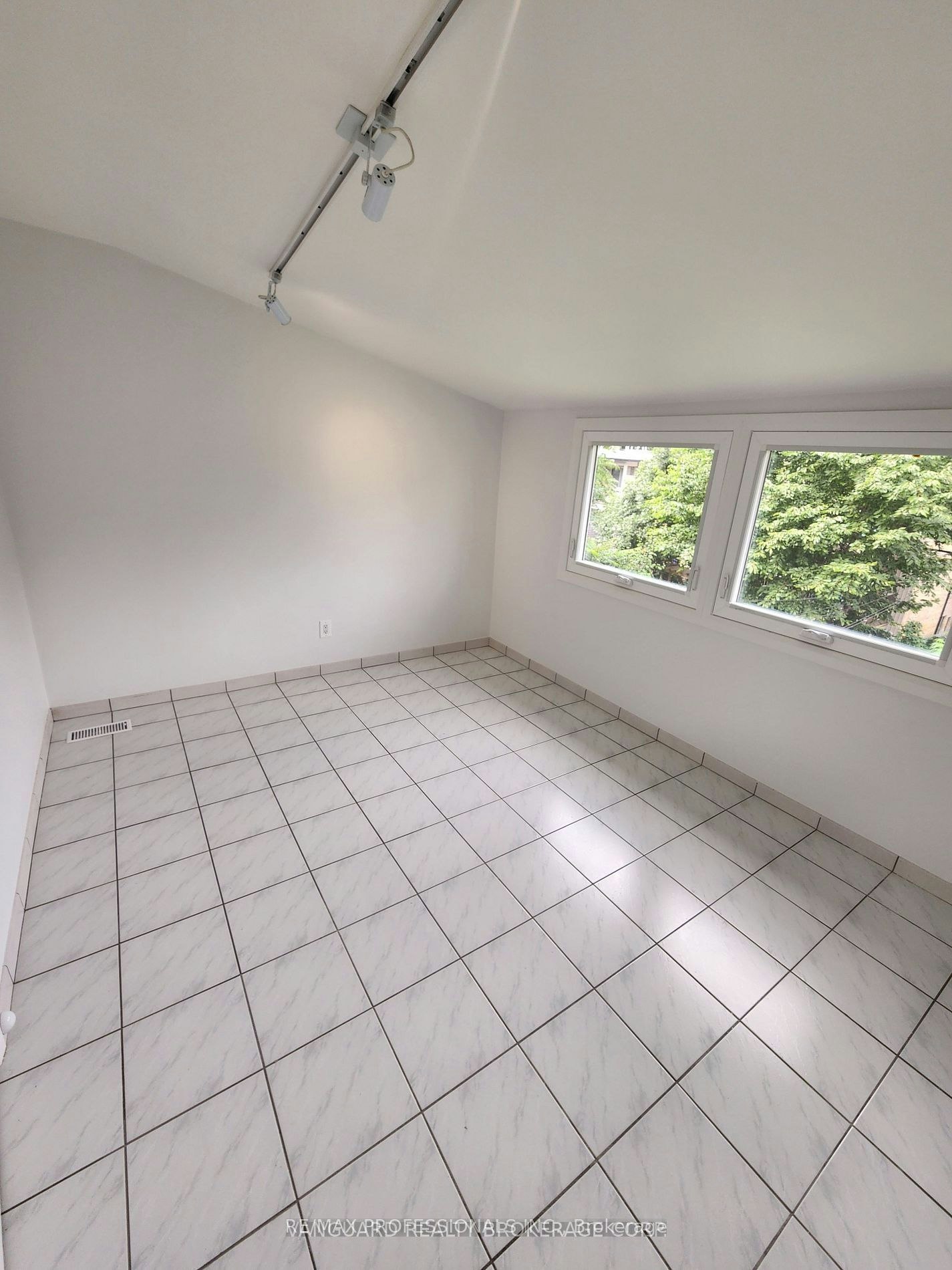 2nd Floor-232 Montrose Avenue, Toronto, ON, M6G 3G7 - 6