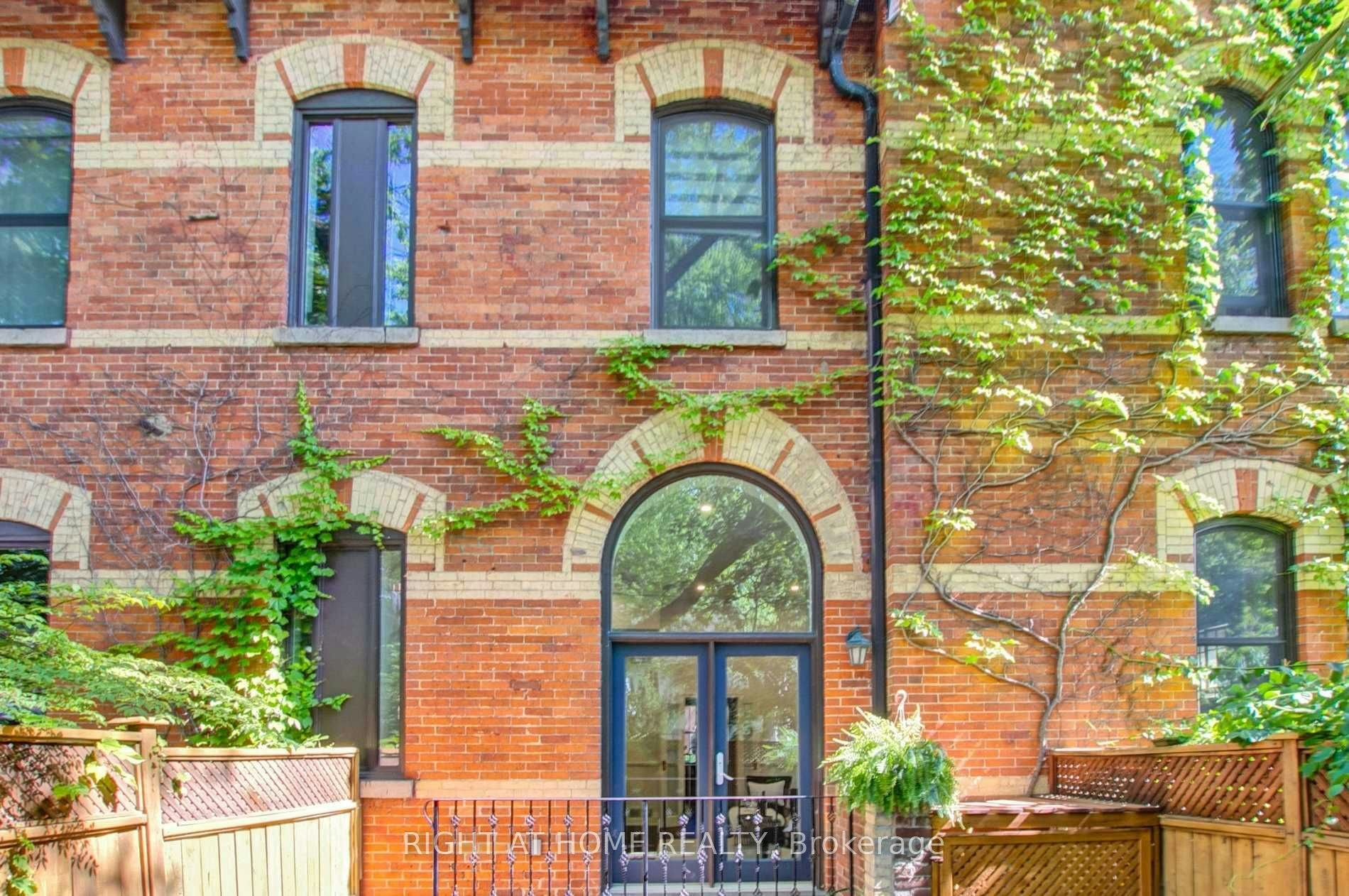 2-41 Spruce Street, Toronto, ON, M5A 2H8