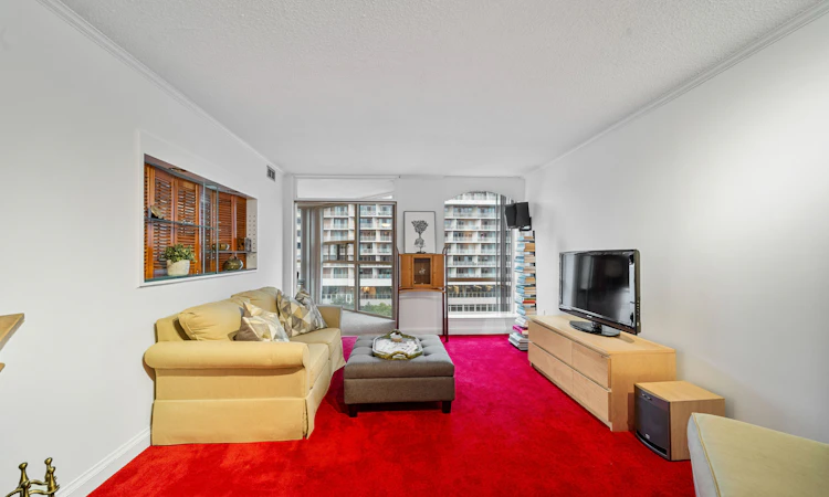 1007-701 King Street W