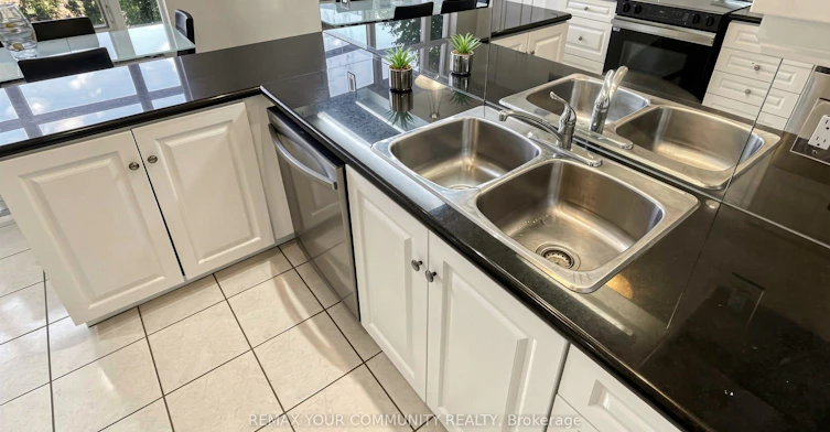 410-10 Old York Mills Road, Toronto, ON, M2P 2G9 - 15