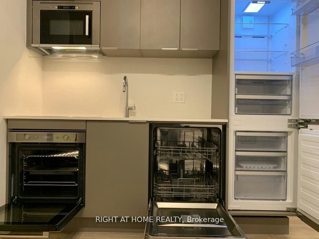 1416W-27 Bathurst Street, Toronto, ON, M5V 2P1 - 6