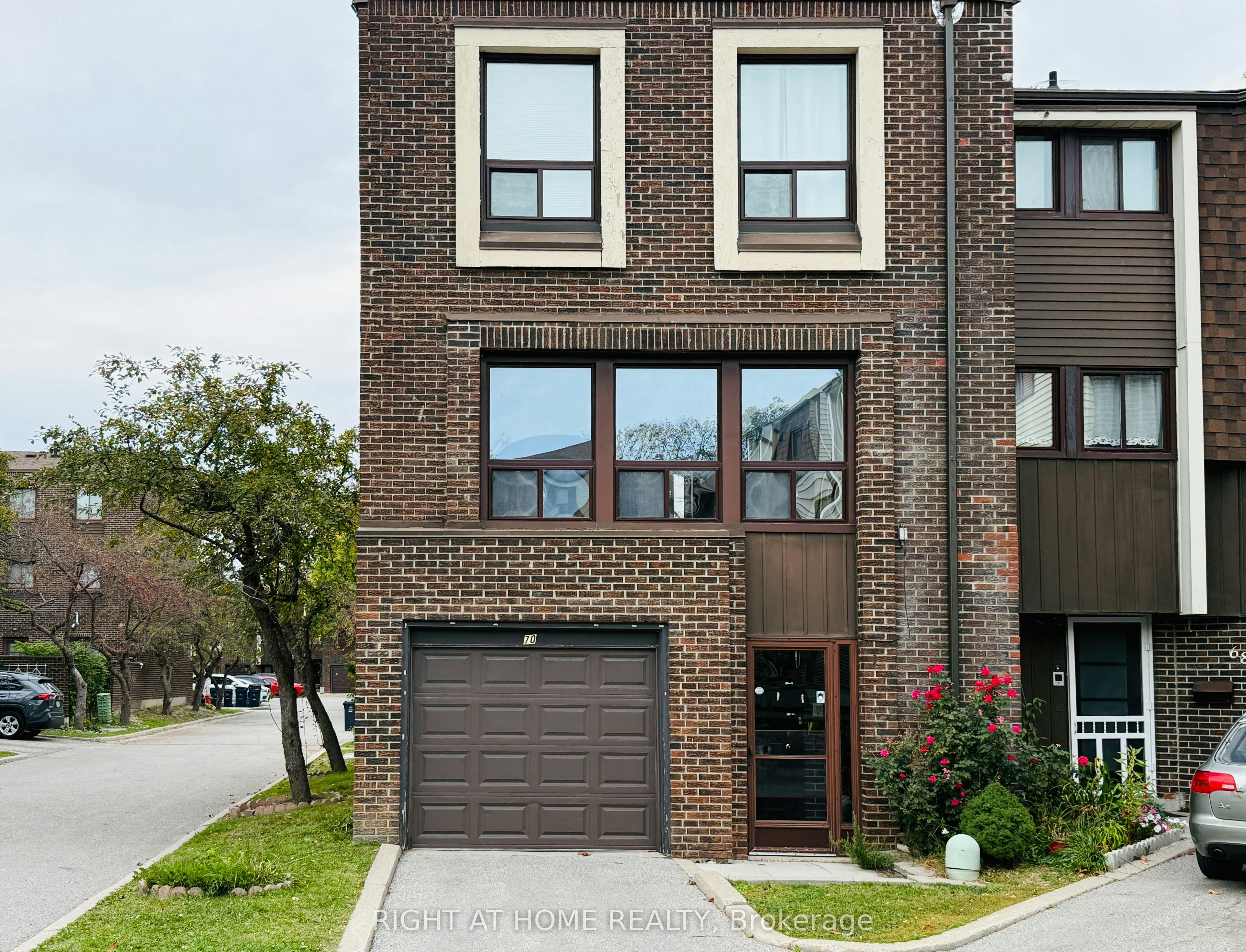 70 Spire Hillway Way, Toronto, ON, M2H 3A4