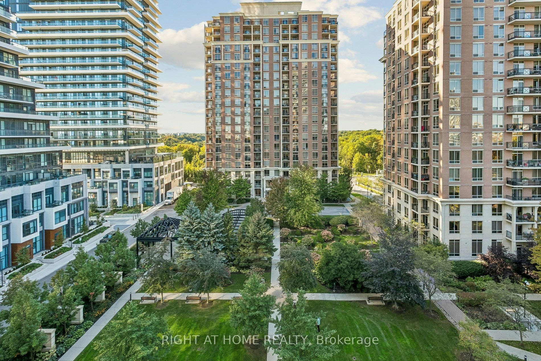 805-1103 Leslie Street, Toronto, ON, M3C 4G8